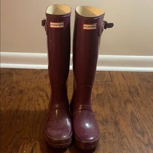 Burgundy Hunter rainboots - I will clean mud off!